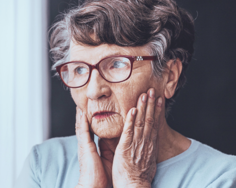 Pessoa idosa demonstrando sinais do Alzheimer