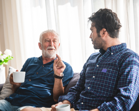 Pessoa idosa conversando com o cuidador. Comunicação com sintomas comportamentais de demência.