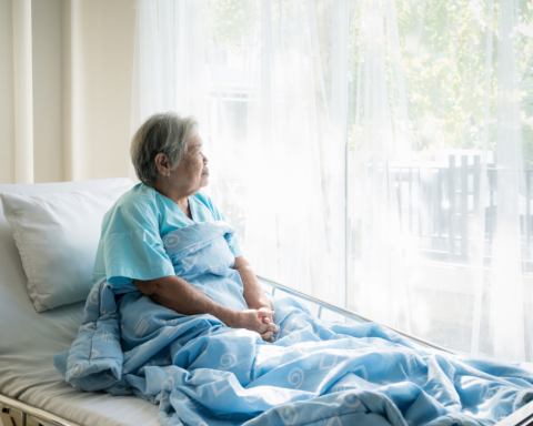 Pessoa idosa passando por cuidados após hospitalização em uma ILPI
