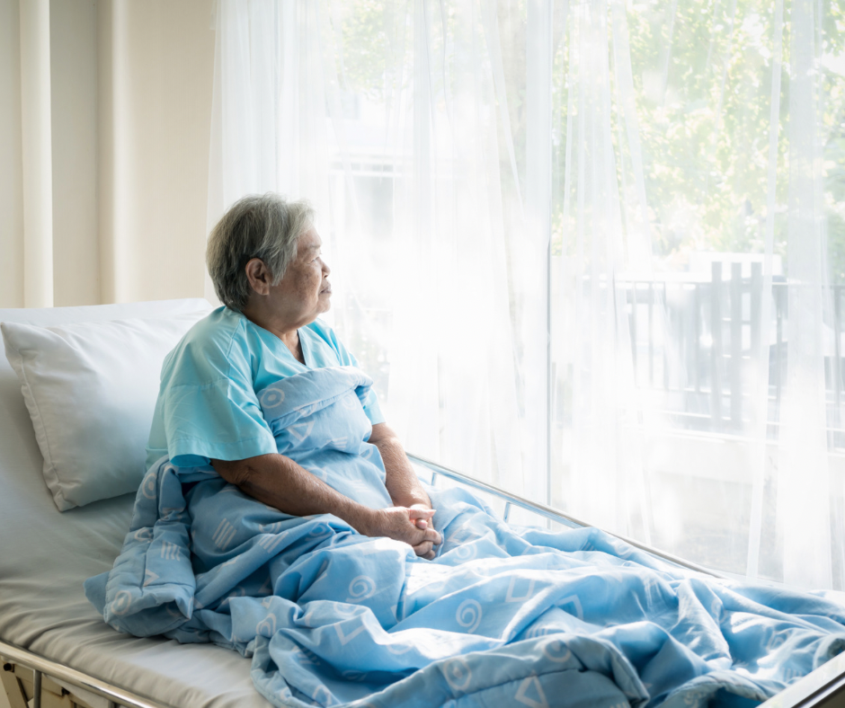 Pessoa idosa passando por cuidados após hospitalização em uma ILPI