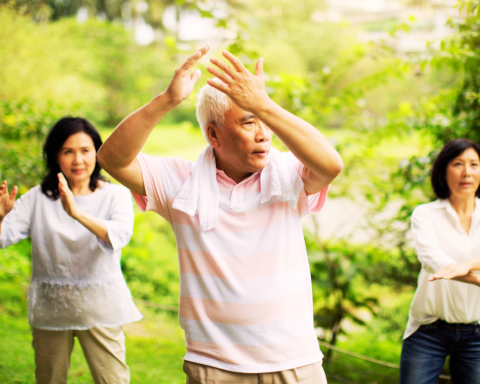 Pessoa idosa com atitudes boas para um envelhecimento saudavell