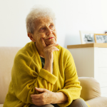 Pessoa idosa com sentimento de solidão