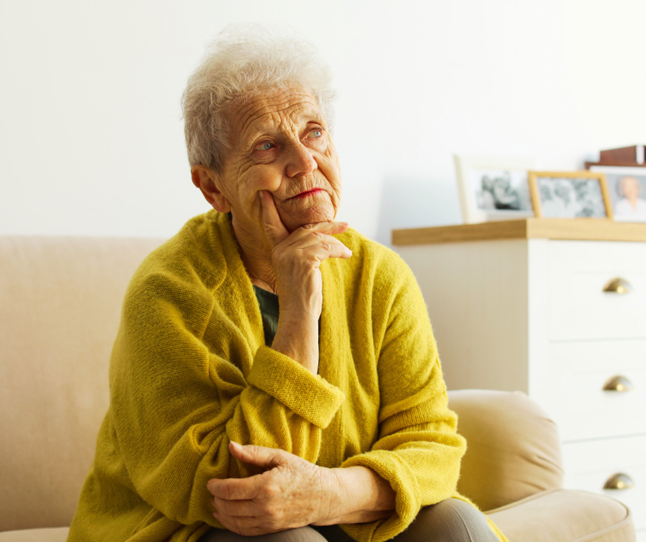 Pessoa idosa com sentimento de solidão