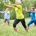 Pessoas idosas Desenvolvendo ou Mantendo o Bem-Estar Físico através de exercícios