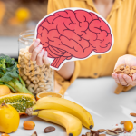 Imagem de cérebro sendo demonstrado com alimentos que são bons para a memória