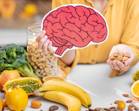 Imagem de cérebro sendo demonstrado com alimentos que são bons para a memória